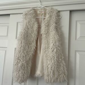 Two by Vince Camuto beige cream faux fur shag vest